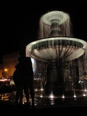 Römischer Brunnen am Professor-Huber-Platz_2.JPG